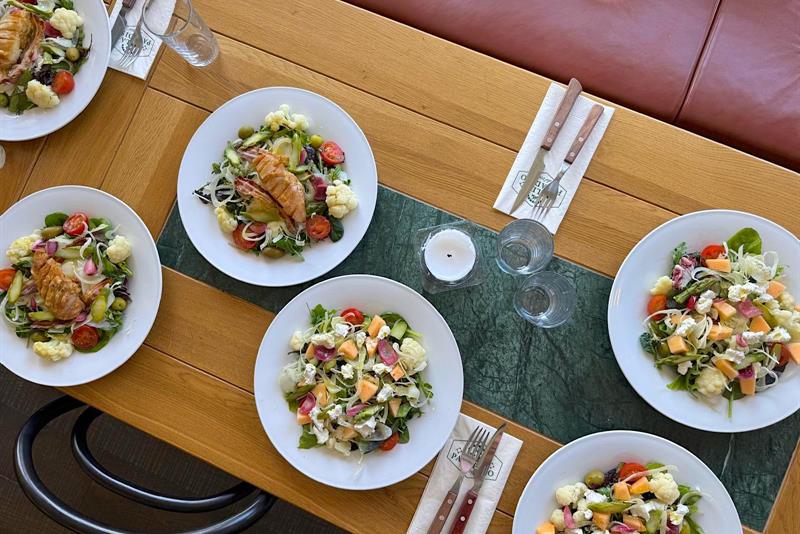 Restauranten serverer salater, pasta og andre italienske retter i tillegg til pizza