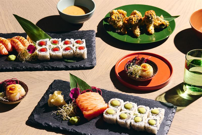 Detalj av ulike tallerkener med sushi