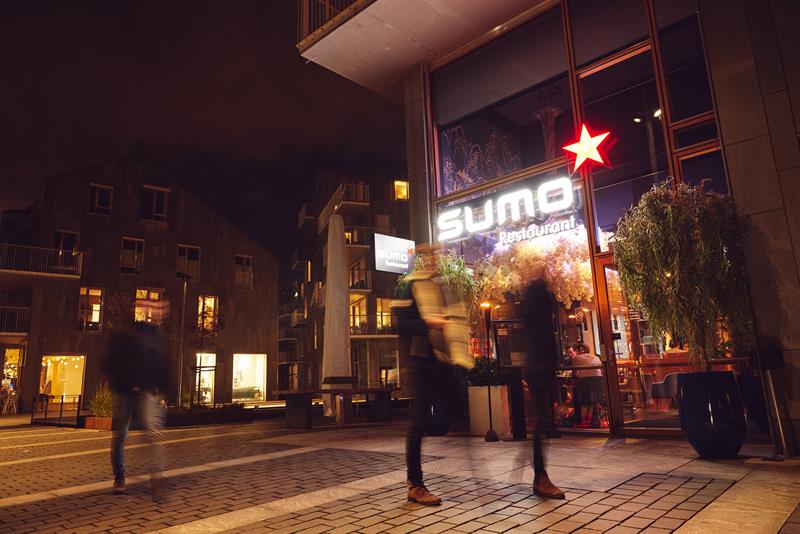 Sumo Bjørvikas fasade om kvelden