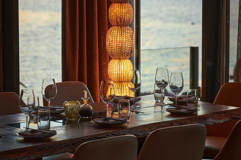 Langbord med utsikt over fjorden utenfor