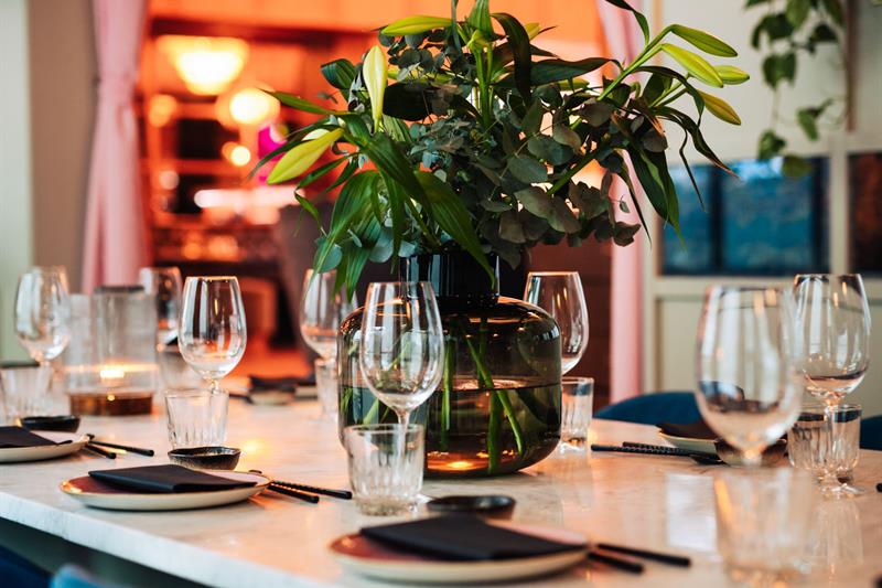 Spisebord med en grønn potteplante i midten