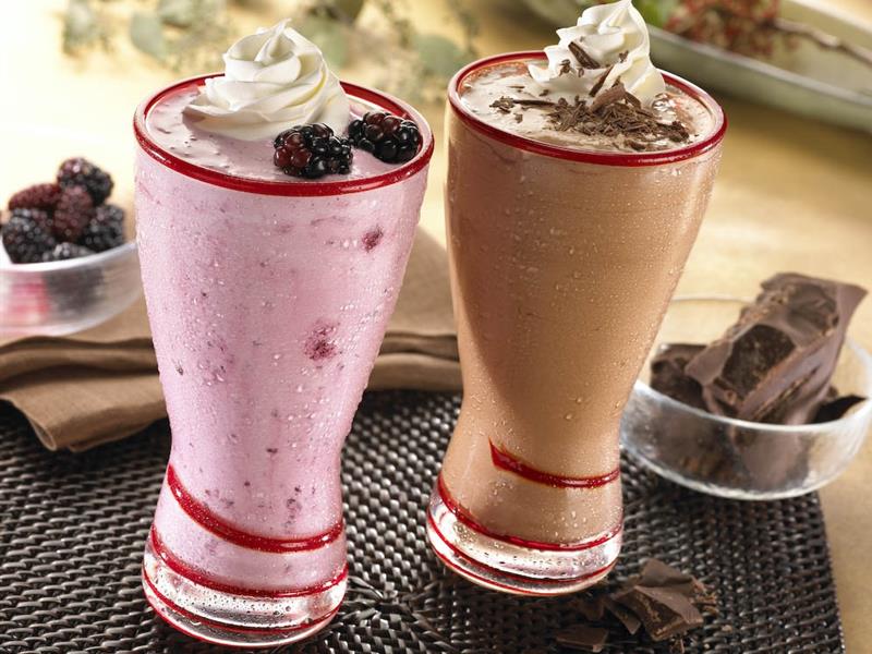 Detaljbilde av en jordbær- og en sjokolademilkshake.