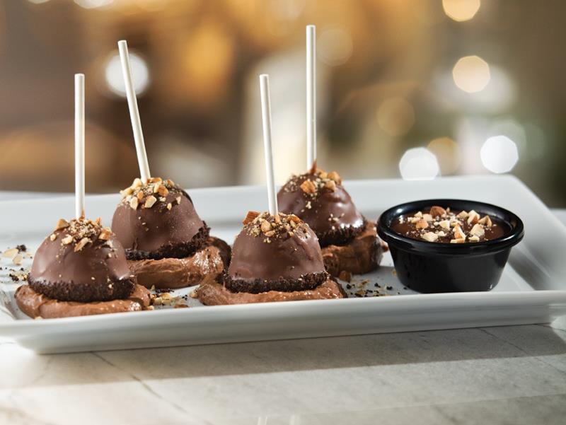 Detaljbilde av en dessert på en hvit tallerken.