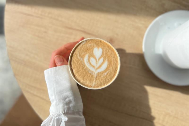 Café au lait på et bord.