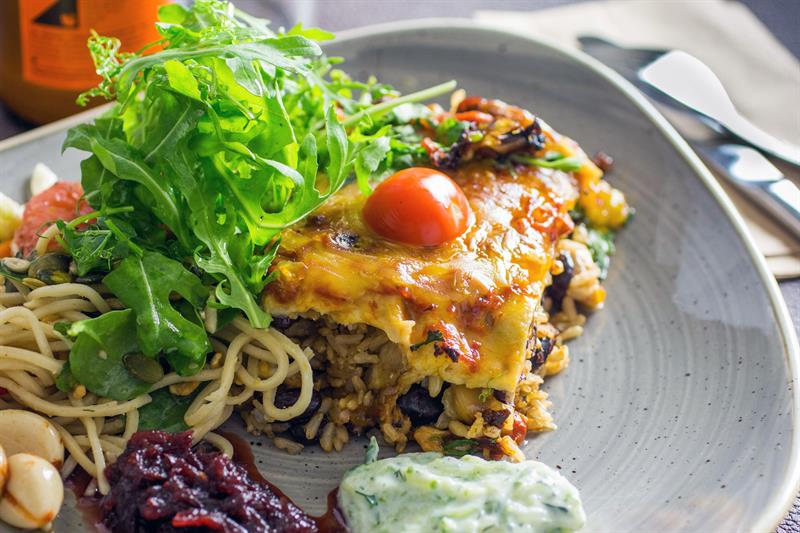 Detaljer: Vegetarisk lasagne-lignende rett med dip og frisk salat