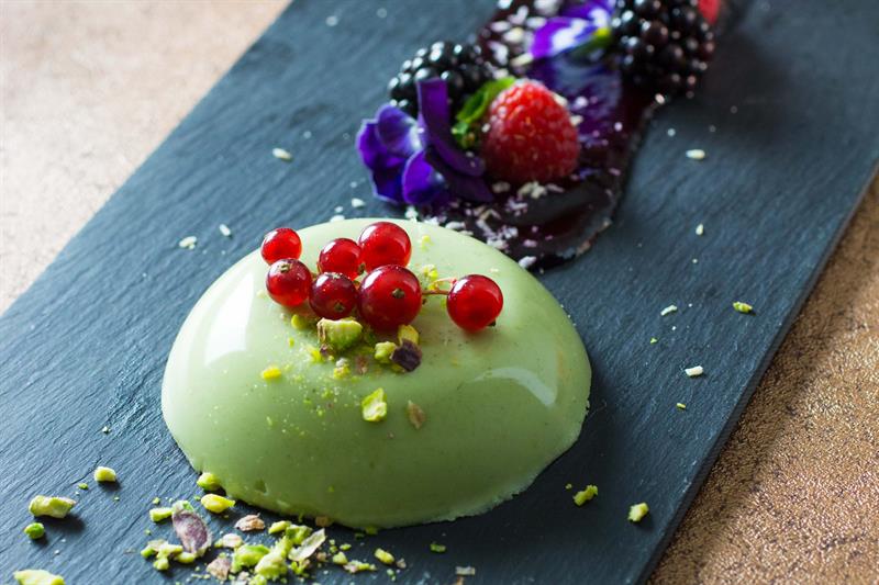 Dessert med rips, blomster og bringebær