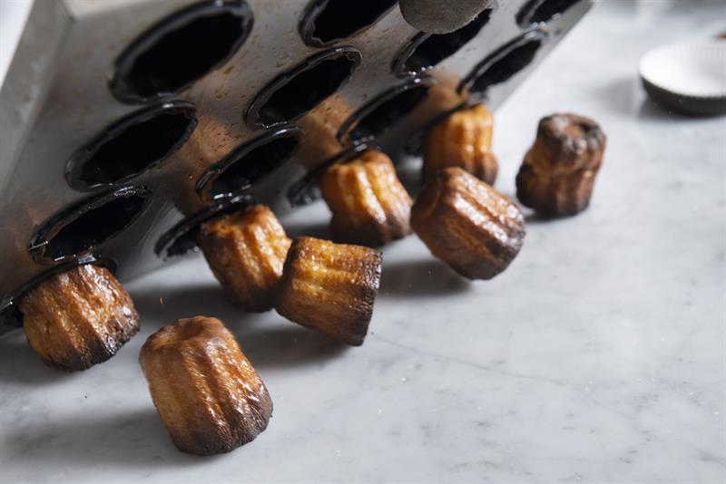 Cannelés ristes ut av formen.