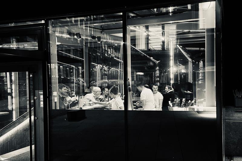 Svart-hvitt-foto av restauranten sett fra yttersiden