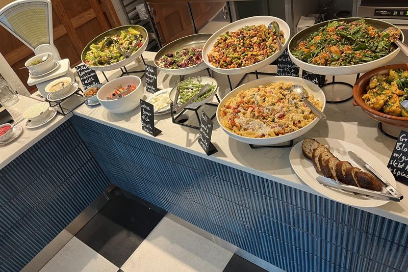 Buffetbord med forskjellige retter på
