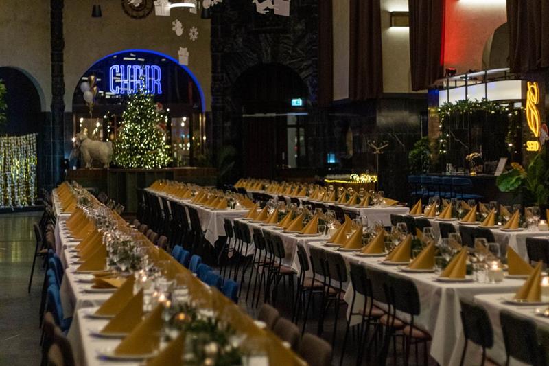 Langbord dekket til middag for mange personer