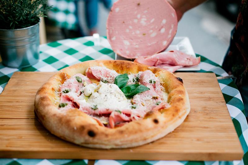 Detaljbilde av en pizza.
