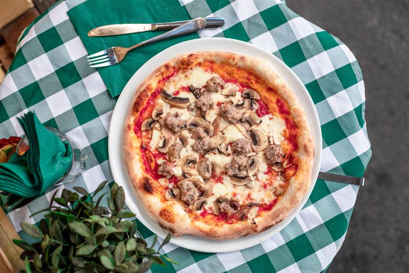 Detaljbilde av en pizza.