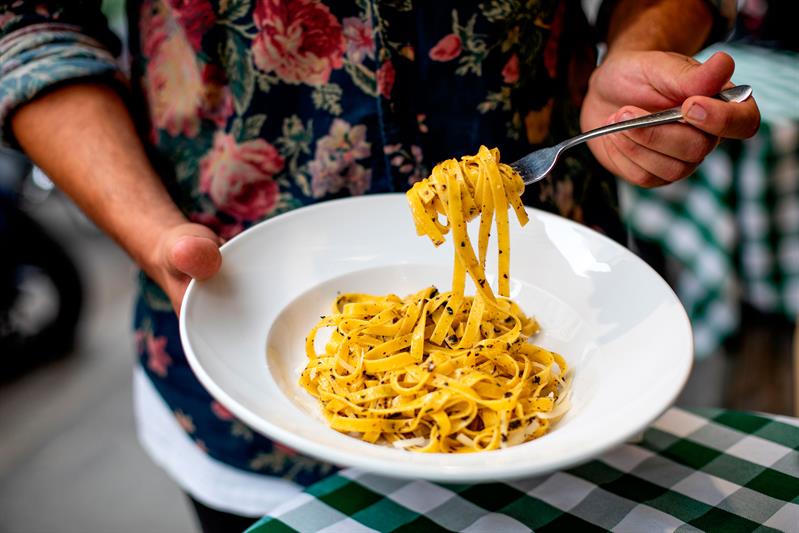 Detaljbilde av en skål med pasta.