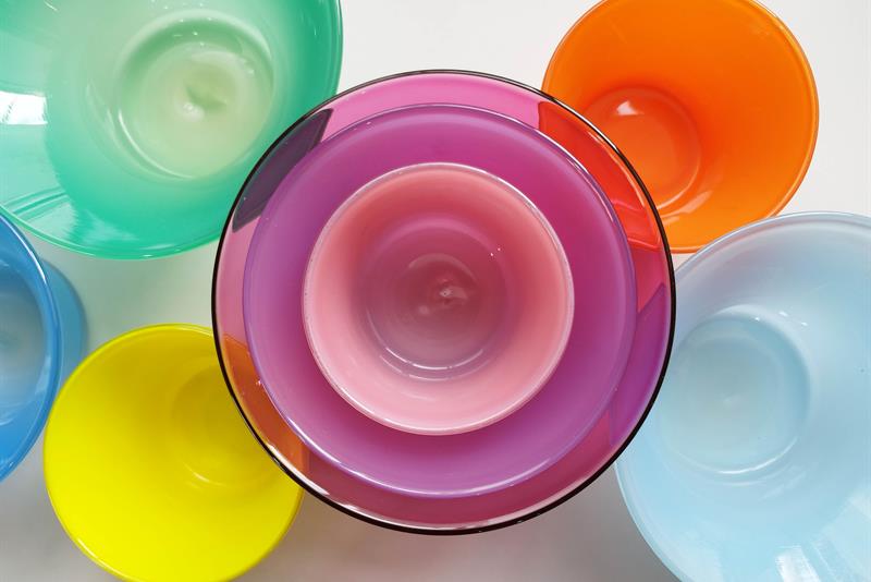 Glassskåler i ulike farger av Ina Kristine Hove
