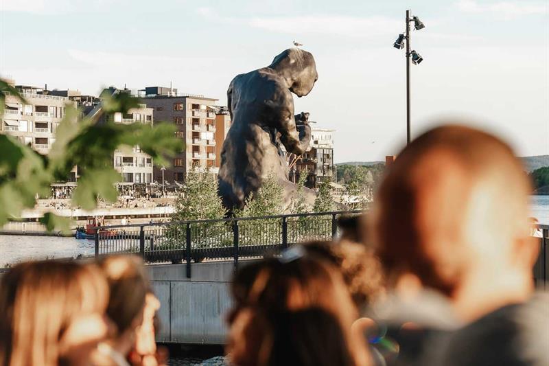 Folk som ser på «The Mother»