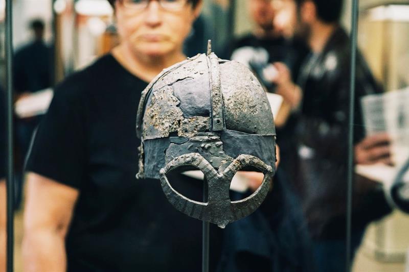 Detaljbilde av Gjermundbu-hjelmen fra utstillingen «Vikingr».