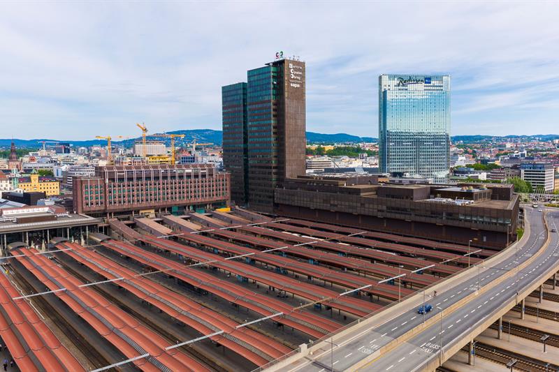 Oslo sentralstasjon og perrongene sett ovenfra