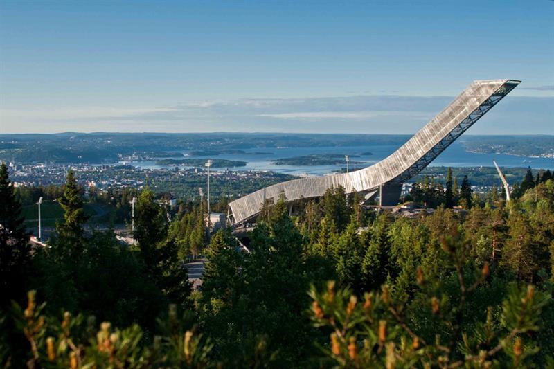 Holmenkollen-hoppbakken, omgitt av skog.