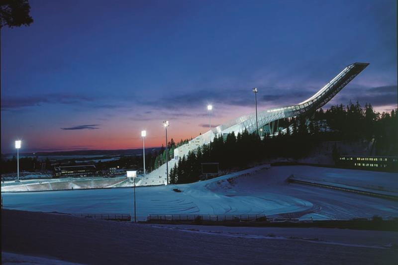 Holmenkollen-hoppbakken om kvelden.