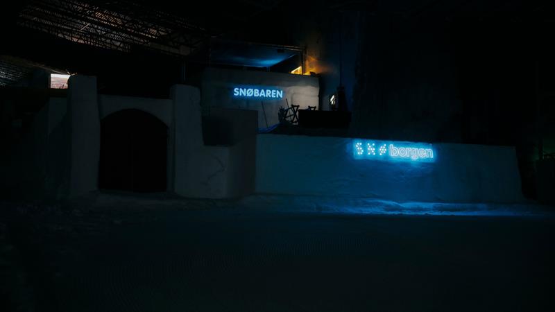 SNØslottet og Snøbaren i mørket