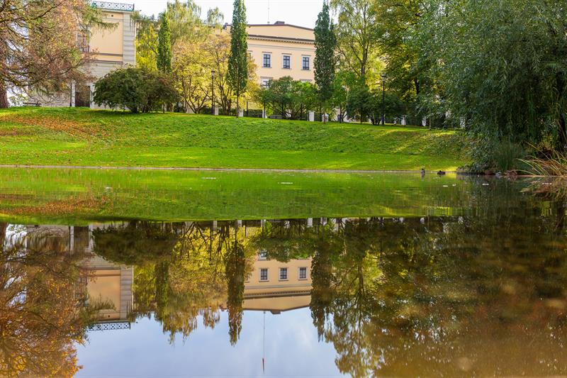 Dam i Slottsparken med slottet i bakgrunnen
