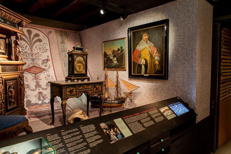 Utstilling med historiske møbler, malerier, skipsmodeller og dekorative gjenstander fra Christianias tidlige historie.