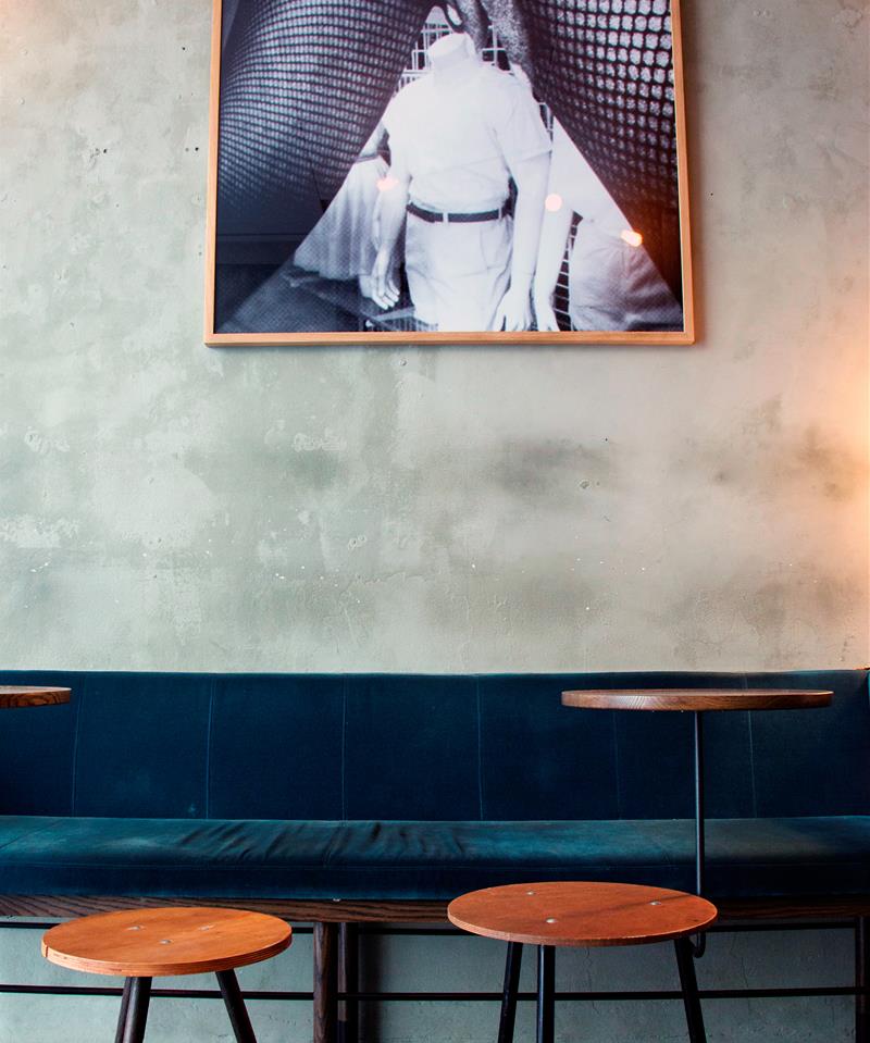 sitteplasser og kunst på veggen