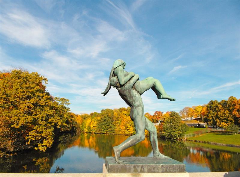 En statue på broen som forestiller en mann som bærer en kvinne.
