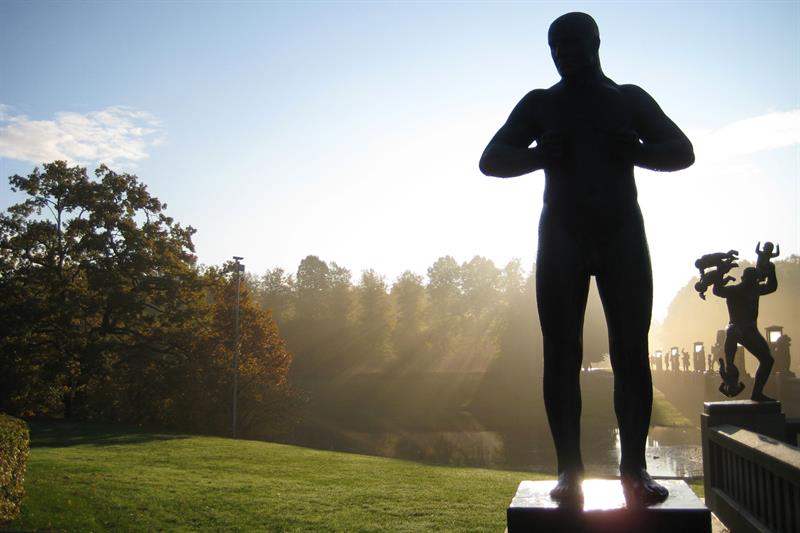 Statue av en mann i morgenlyset.