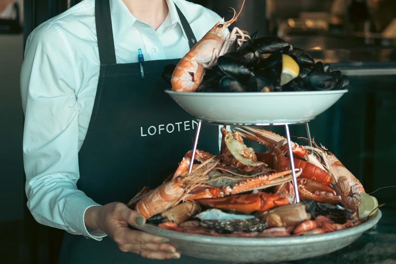 Jente som holder fat med sjømat