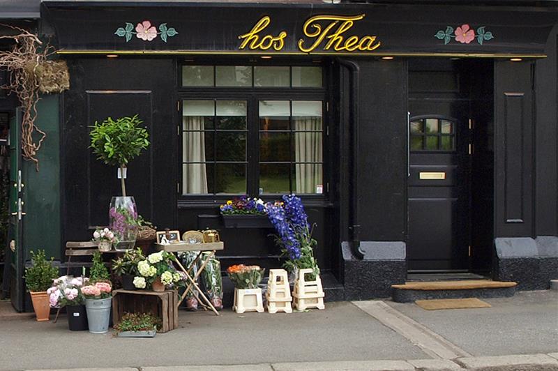 Utsiden ved siden av en blomsterbutikk.