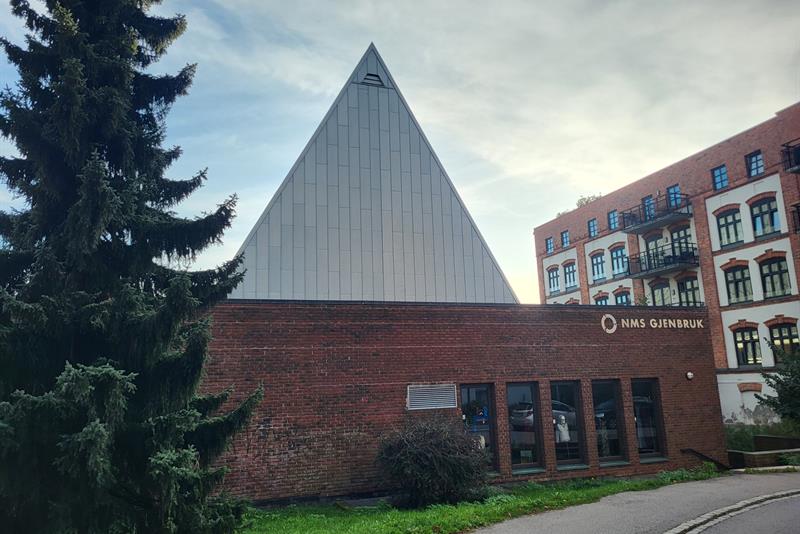 Kirkefasade i modernistisk stil