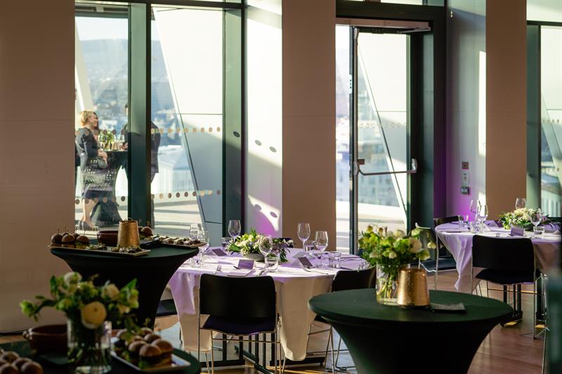 Sky Room med dør ut til terrassen.