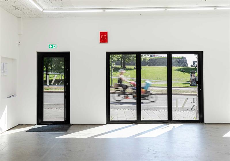Interiør i galleriet med utsikt mot Kontraskjæret
