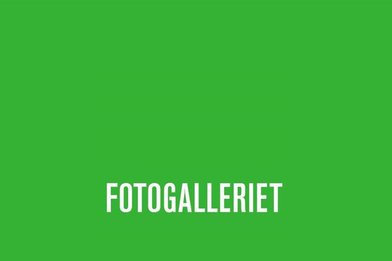 Hvit logo på grønn bakgrunn.