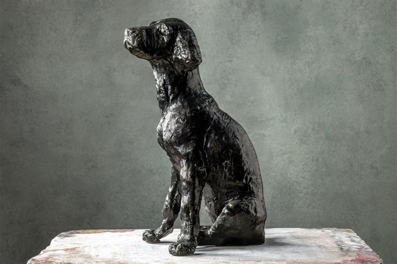 Skulptur av en hund