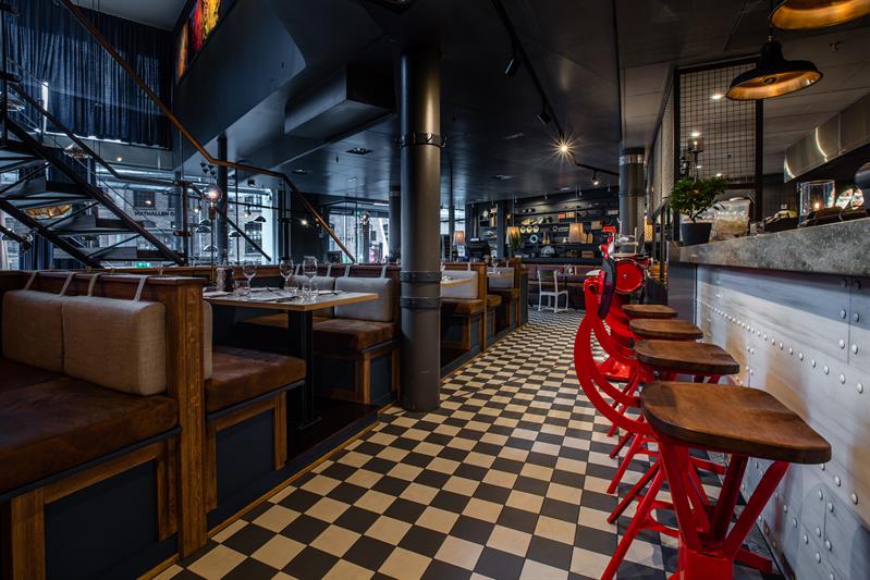 Interiør og sitteplasser i baren