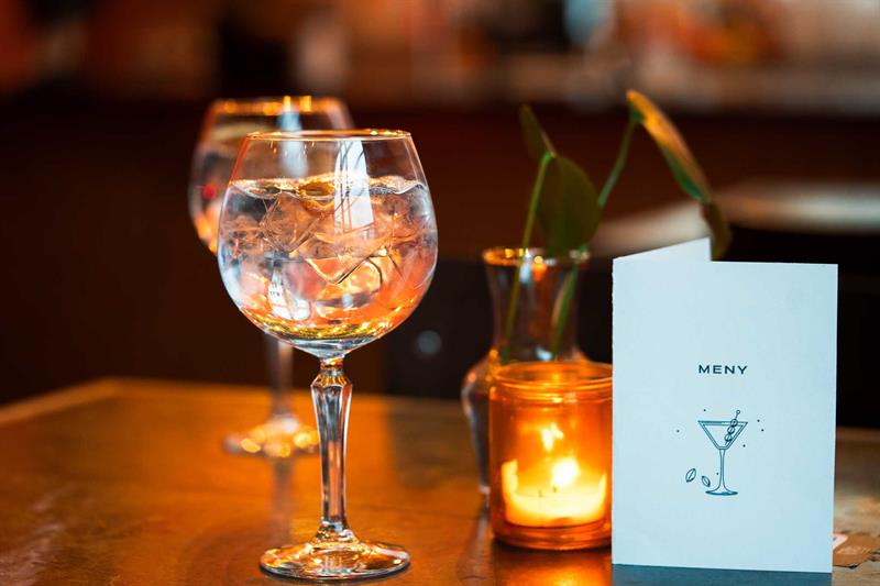Detalj av to cocktailglass