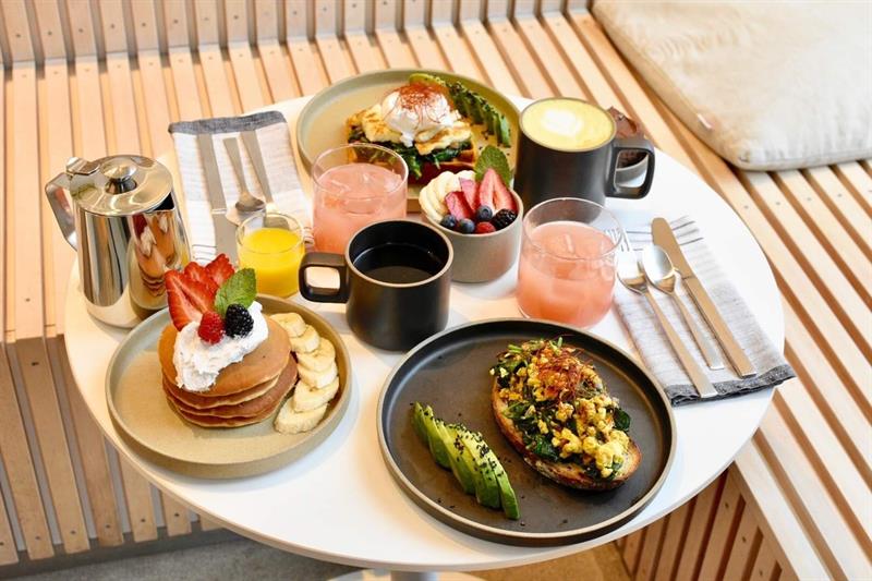 Pannekaker, kaffe og avokadotoast på Kumi