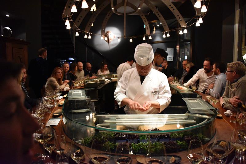 En fullsatt sushibar.