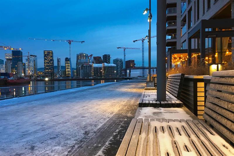 Utsikt fra Sørenga mot Bjørvika om natten