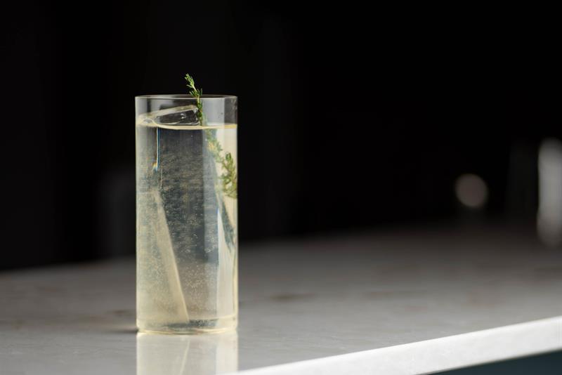 Detalj av en klar cocktail