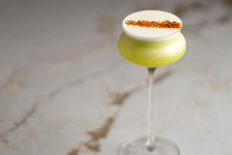 Detalj av en grønn cocktail med skum