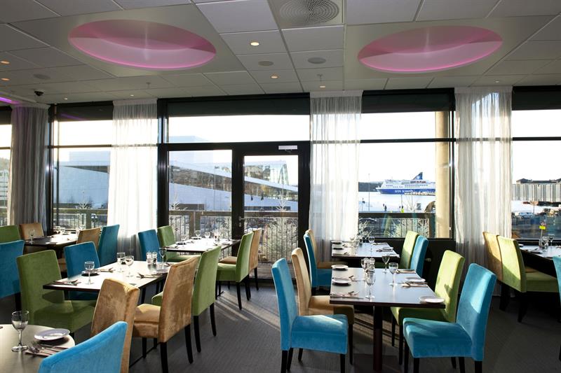 en lys restaurant med utsikt over operahuset