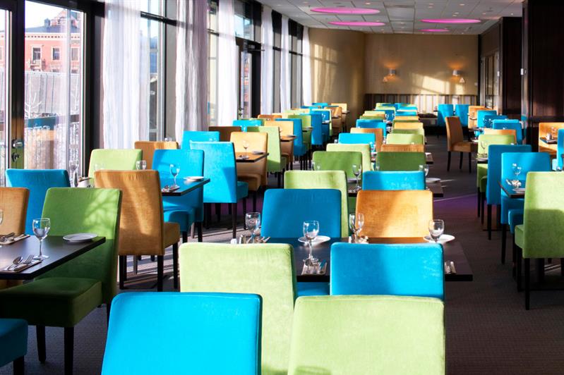 fargerikt inne i restauranten