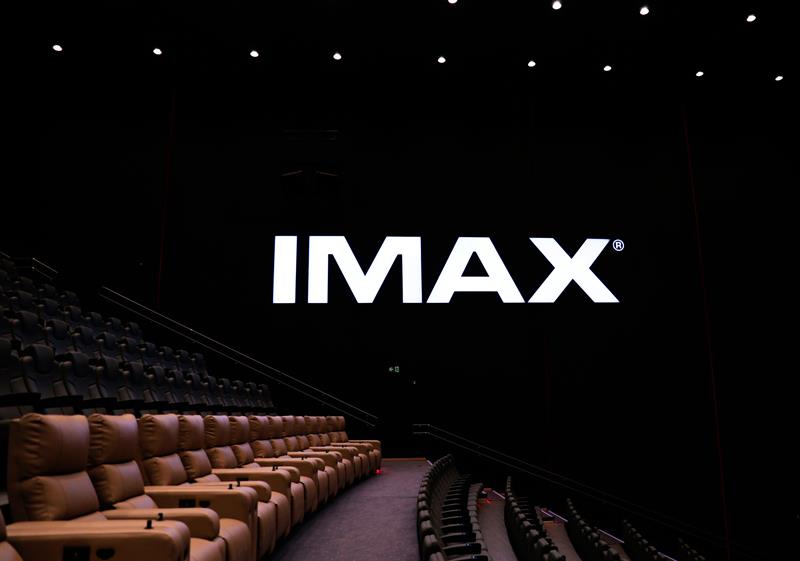 kinosal med «IMAX» skrevet på bildet