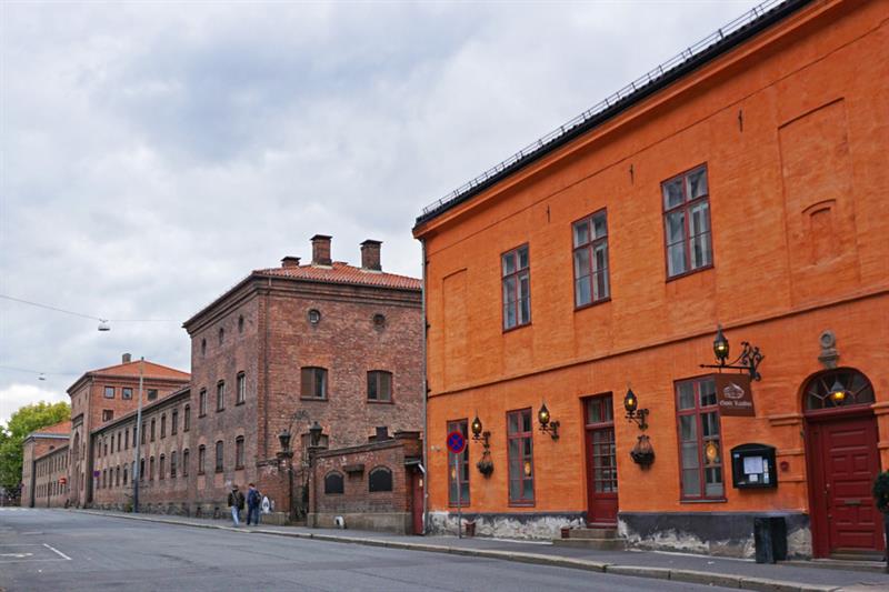 Utvendig: Bygning i oransje murstein.