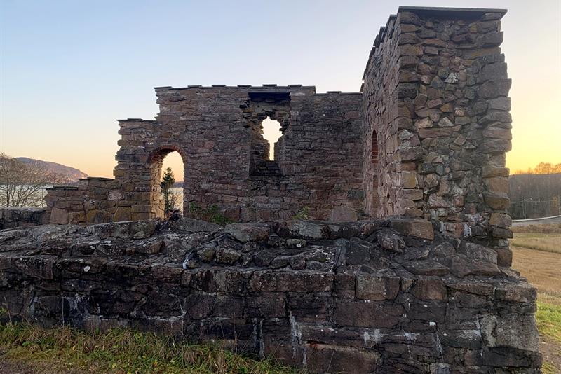 Ruiner av kirken bygget ca 1250.