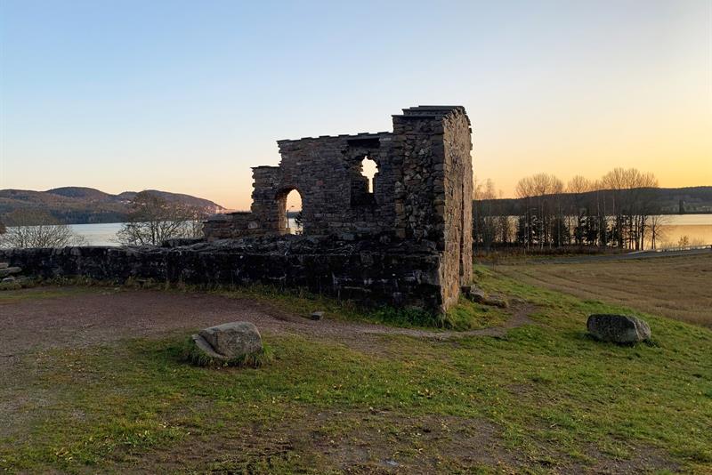 Ruiner av kirken bygget ca 1250.