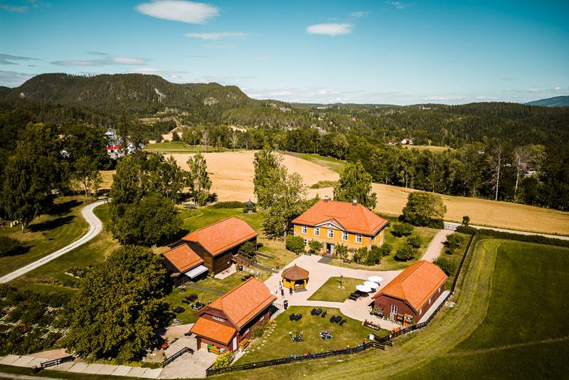 Dronebilde av Nyfossum omgitt av skog